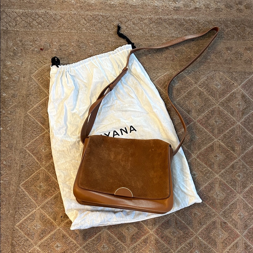 Cuyana Tan Leather shoulder bag.